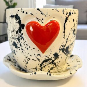 Maceta Mediana de Cerámica con Plato – Diseño Salpicado Negro y Corazón Rojo en Relieve – Perfecta para Plantas de Interior