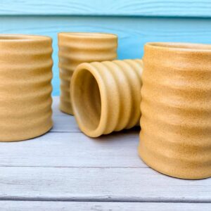 Set de 4 Vasos de Cerámica Avellana – 10 oz – Diseño en Espiral – Vasos Hechos a Mano para Agua, Café Frío o Té Helado – Únicos y Elegantes