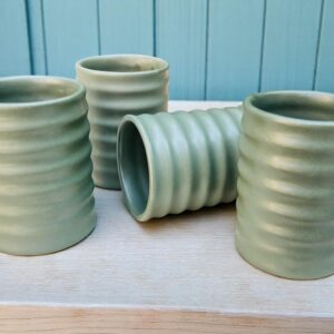 Set de 4 Vasos Verde Olivo Mate – 10 oz – Diseño Espiral Artesanal – Vasos Elegantes para Café, Té o Agua – Hechos a Mano