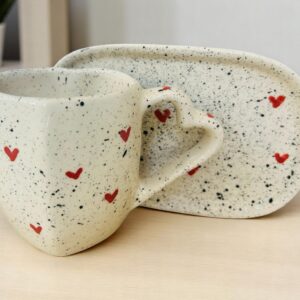 Taza de Cerámica con Forma de Corazón y Plato – Disponible en 3 Diseños:  Negro Salpicado – Decorada con Corazones Rojos – 12 oz