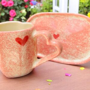 Taza de Cerámica con Forma de Corazón y Plato – Rosa Aurora – Decorada con Corazones Rojos – 12 oz