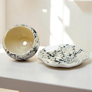 Maceta Esférica de Cerámica con Plato – 11×10 cm – Decorado Salpicado Negro – Estilo Moderno y Artesanal – Para Plantas Pequeñas