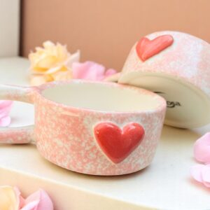 Set de 2 Tazas de Cerámica de 6 oz – Color Rosa con Corazón Rojo en Relieve – Diseño Artesanal Pintado a Mano – Ideal para Café Espresso o Regalo Romántico