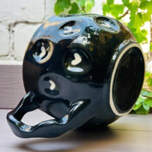 Taza Negra de Cerámica con Corazones Blancos en Relieve – 17 oz – Taza Artesanal Pintada a Mano para Café, Té o Chocolate – Diseño Elegante y Único