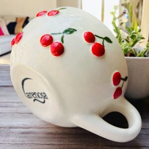Taza con Cereza en Relieve – 10 oz – Hecha a Mano – Diseño Artesanal Único para Café, Chocolate o Té – Ideal para Regalo o Uso Diario