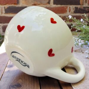 Taza de Cerámica con Corazones Pintados a Mano – 10 oz – Diseño Artesanal Único para Café, Chocolate o Té – Ideal como Regalo Romántico o Uso Diario