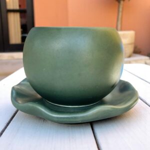 Maceta Esférica de Gres con Plato – 10×9 cm – Verde Olivo Mate – Cerámica Decorativa para Plantas Pequeñas – Estilo Natural y Artesanal