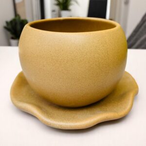 Maceta Esférica de Gres con Plato – 10×9 cm – Color Avellana Mate – Cerámica Decorativa para Plantas Pequeñas – Estilo Natural y Artesanal