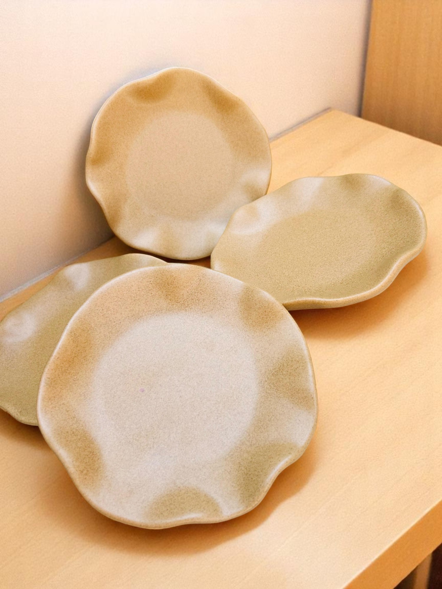 Set de 4 Platos de Gres – Cerámica 16 cm – Diseño Olas Color Mate Avellana – Vajilla Artesanal Moderna para Postres, Fruta o Entradas - Imagen 2