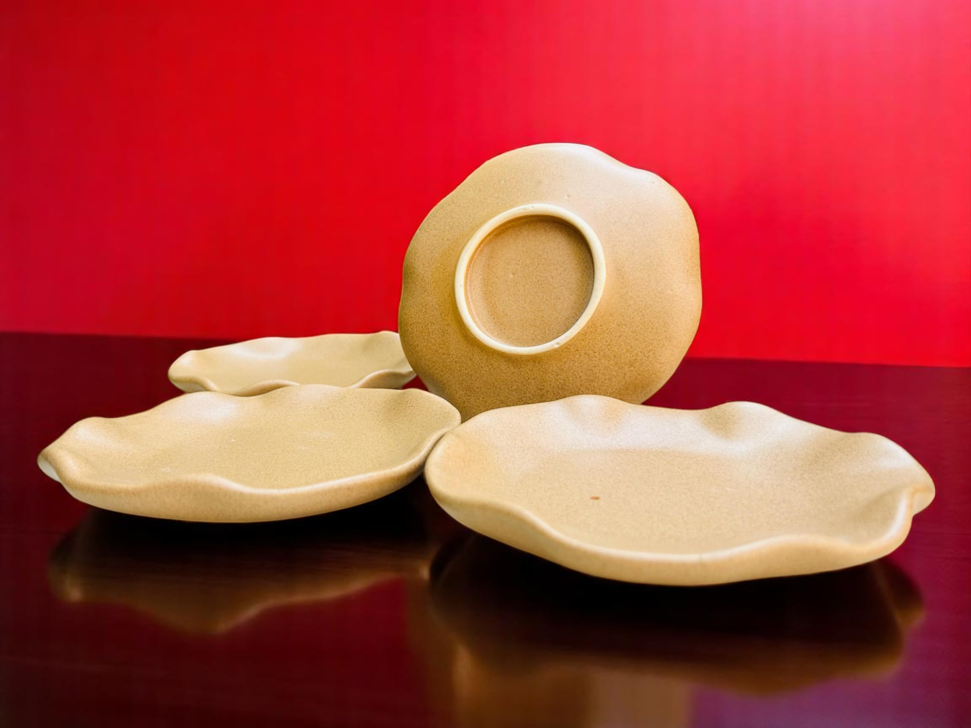 Set de 4 Platos de Gres – Cerámica 16 cm – Diseño Olas Color Mate Avellana – Vajilla Artesanal Moderna para Postres, Fruta o Entradas - Imagen 3