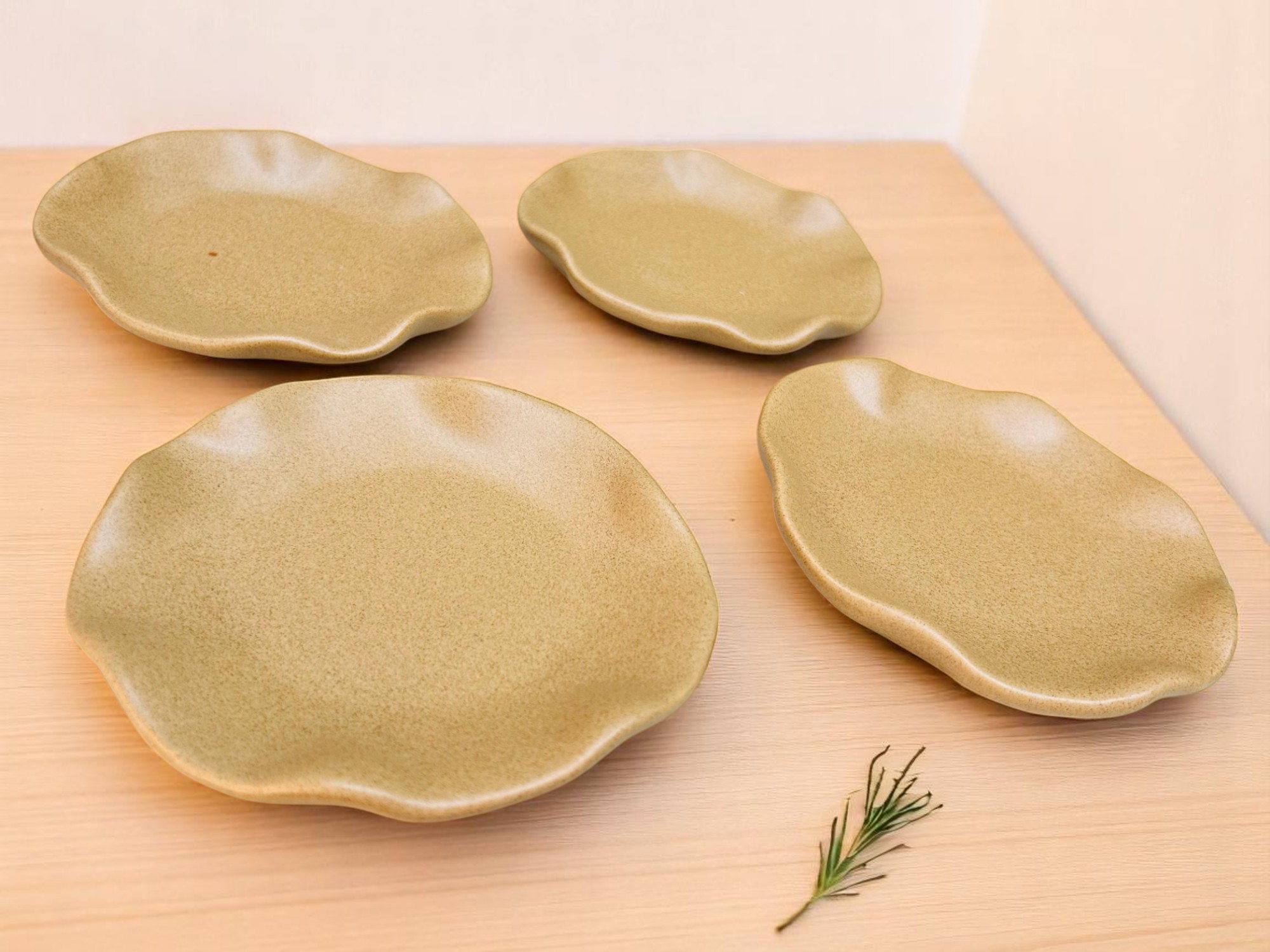 Set de 4 Platos de Gres – Cerámica 16 cm – Diseño Olas Color Mate Avellana – Vajilla Artesanal Moderna para Postres, Fruta o Entradas