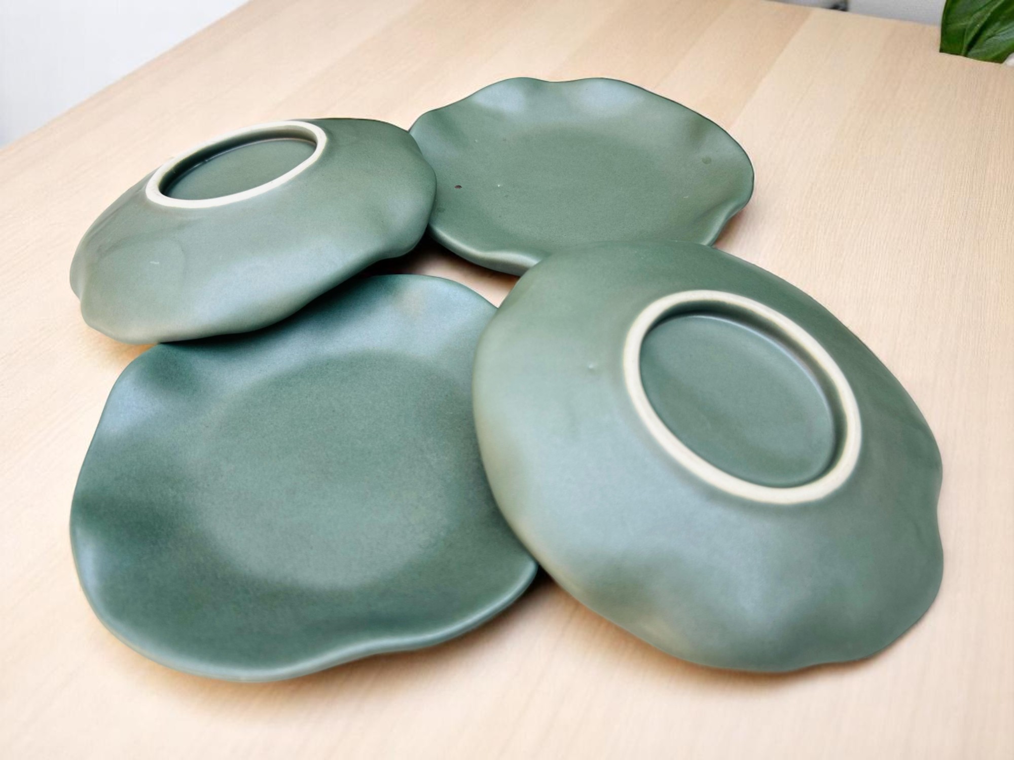 Set de 4 Platos de Gres – 16 cm – Diseño Olas Color Verde Olivo Mate – Vajilla Artesanal Moderna para Postres, Entradas o Fruta - Imagen 2
