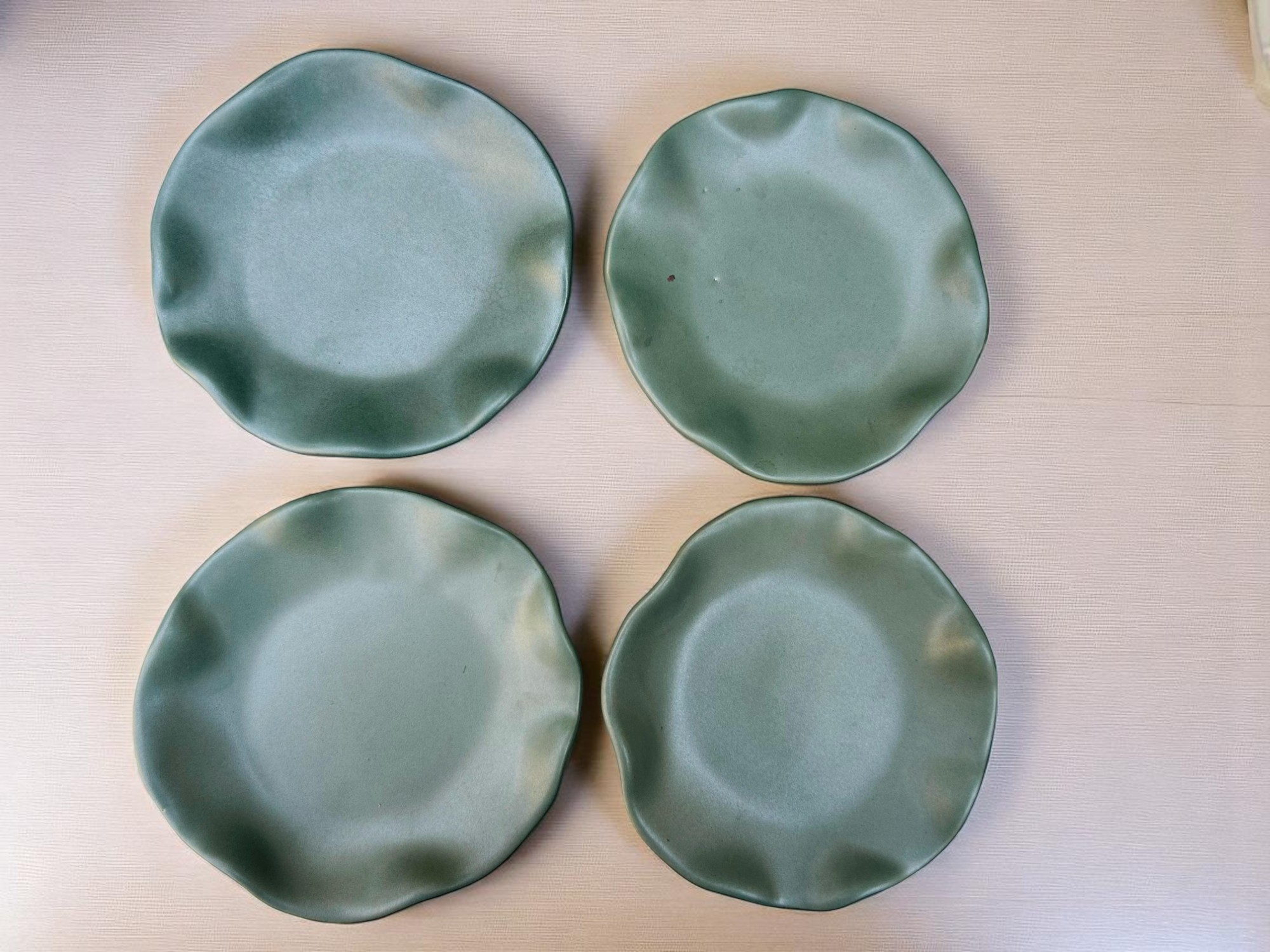 Set de 4 Platos de Gres – 16 cm – Diseño Olas Color Verde Olivo Mate – Vajilla Artesanal Moderna para Postres, Entradas o Fruta