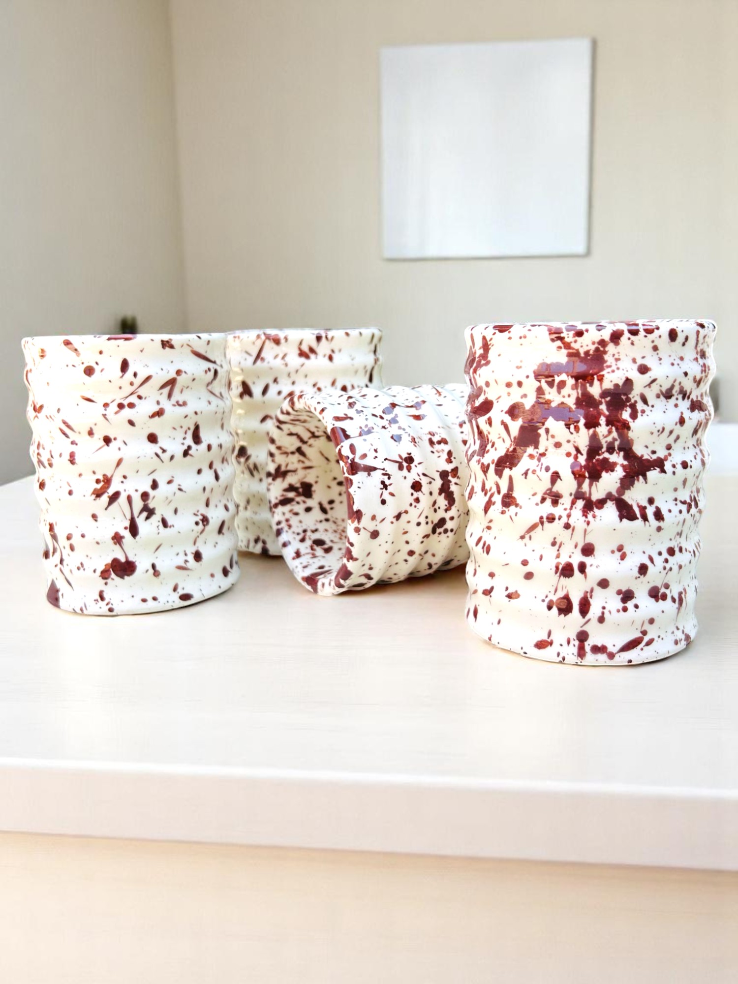 Set de 4 Vasos Blancos con Salpicado Café – 12 oz – Diseño Espiral – Vasos Hechos a Mano para Café, Té o Agua – Estilo Natural y Elegante