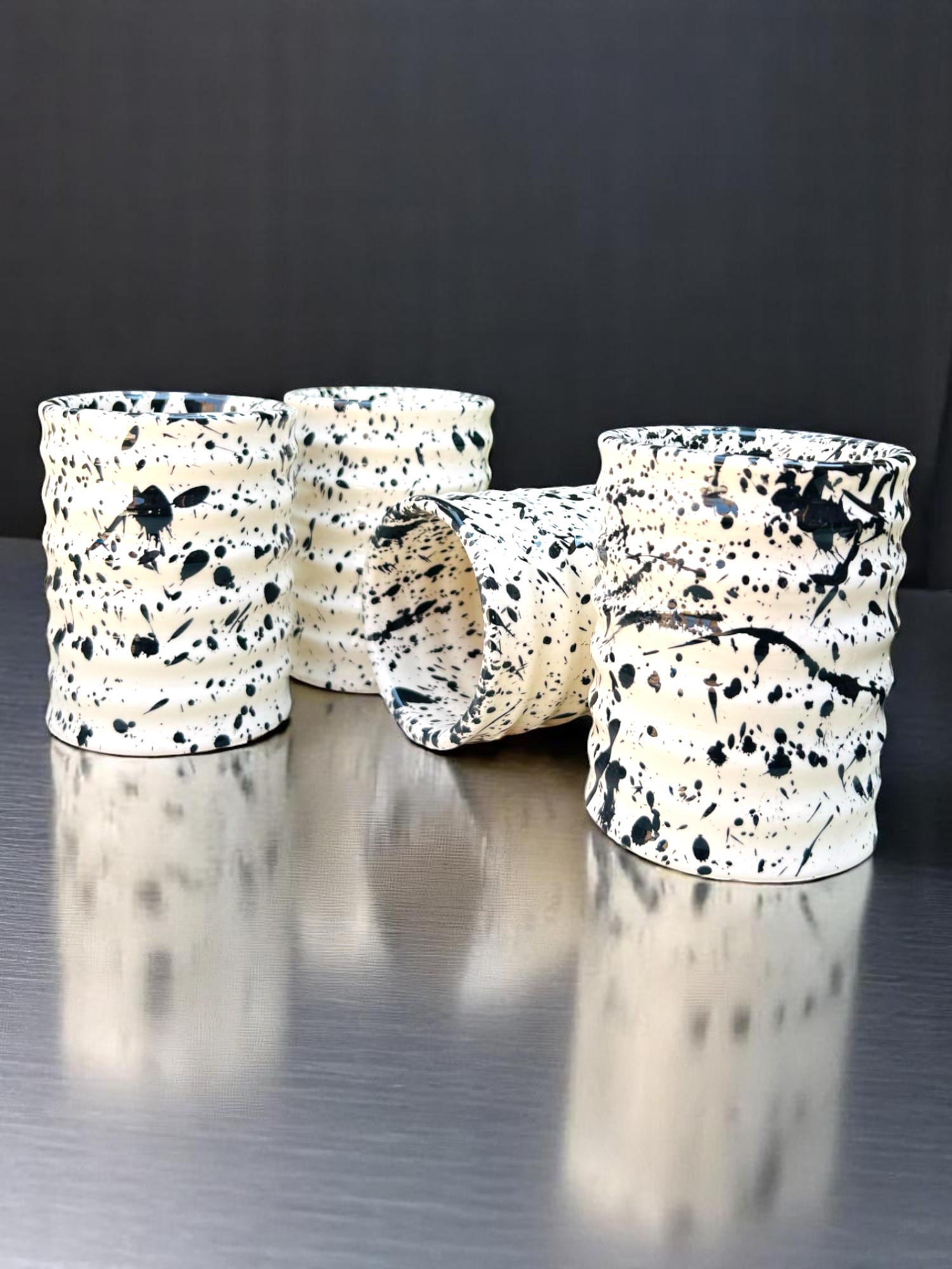 Set de 4 Vasos Blancos con Salpicado Negro – 12 oz – Diseño Espiral – Vasos Hechos a Mano para Café, Agua o Té – Estilo Minimalista y Moderno