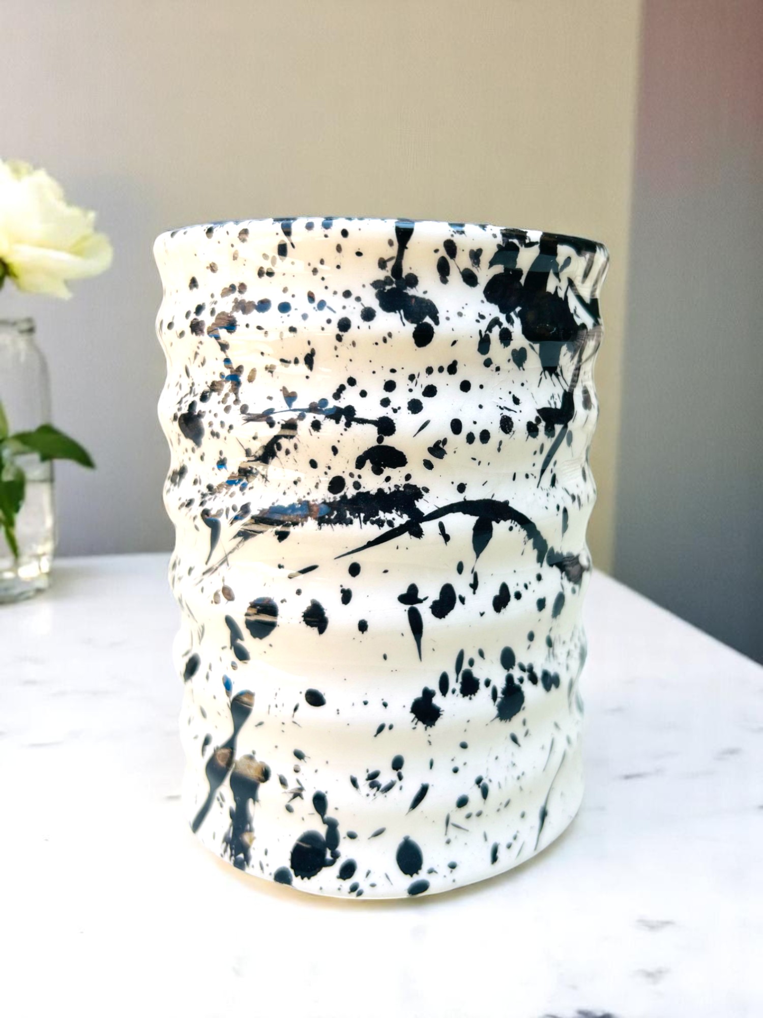 Set de 4 Vasos Blancos con Salpicado Negro – 12 oz – Diseño Espiral – Vasos Hechos a Mano para Café, Agua o Té – Estilo Minimalista y Moderno - Imagen 2