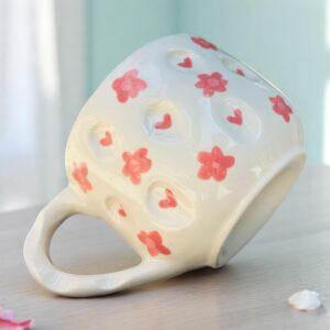 Taza Grande de 21 oz con Textura Artesanal – Decorada con Corazones y Flores – Cerámica Texturizada con Asa Estilada – Diseño Original para Café, Té o Chocolate