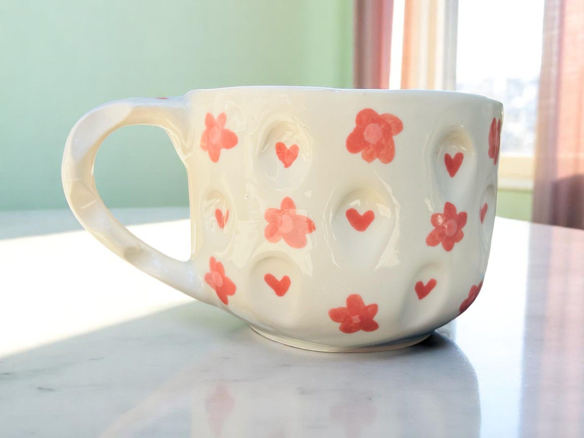 Taza Grande de 21 oz con Textura Artesanal – Decorada con Corazones y Flores – Cerámica Texturizada con Asa Estilada – Diseño Original para Café, Té o Chocolate - Imagen 2