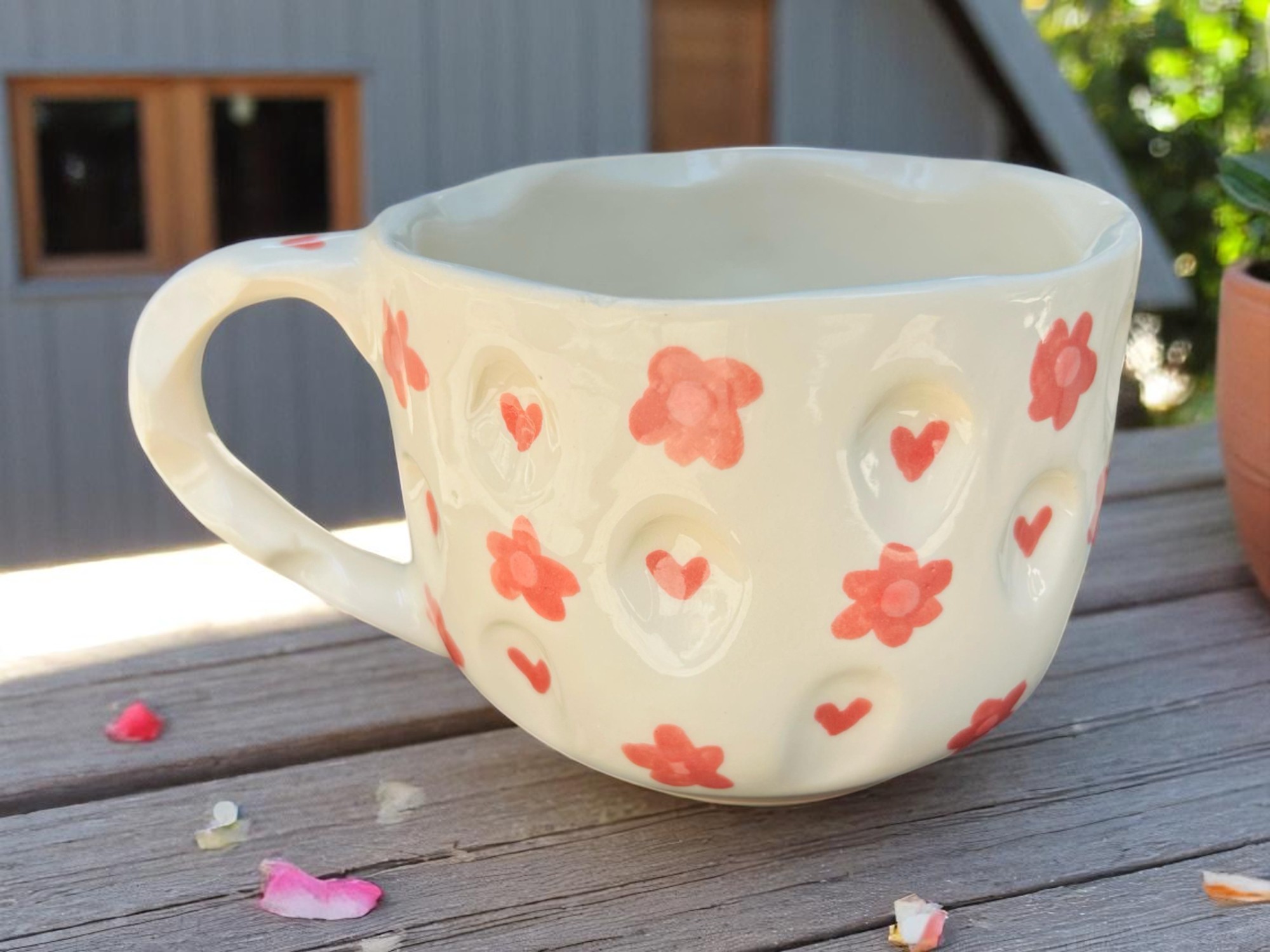 Taza Grande de 21 oz con Textura Artesanal – Decorada con Corazones y Flores – Cerámica Texturizada con Asa Estilada – Diseño Original para Café, Té o Chocolate - Imagen 4