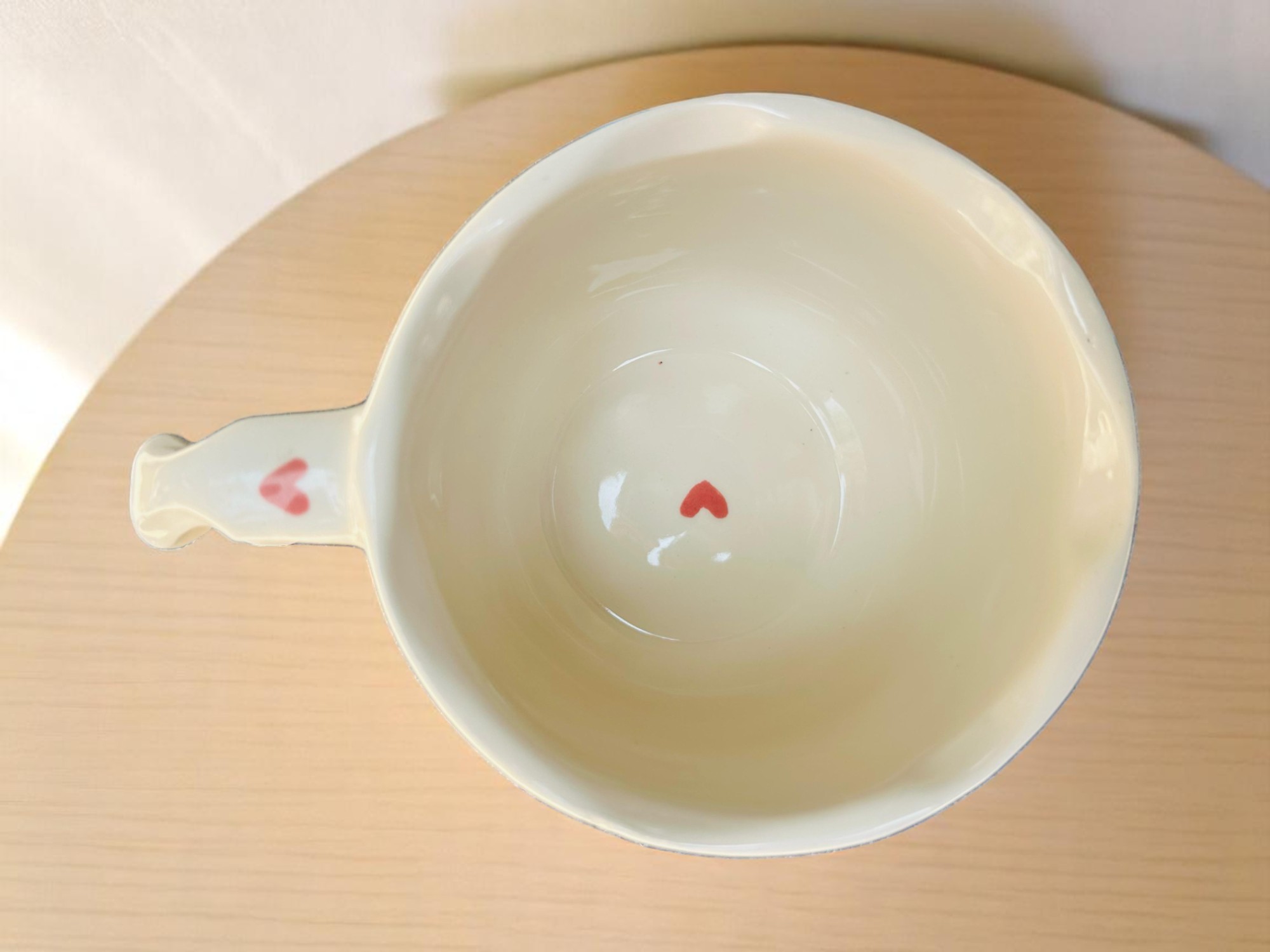 Taza Grande de 21 oz con Textura Artesanal – Decorada con Corazones y Flores – Cerámica Texturizada con Asa Estilada – Diseño Original para Café, Té o Chocolate - Imagen 6