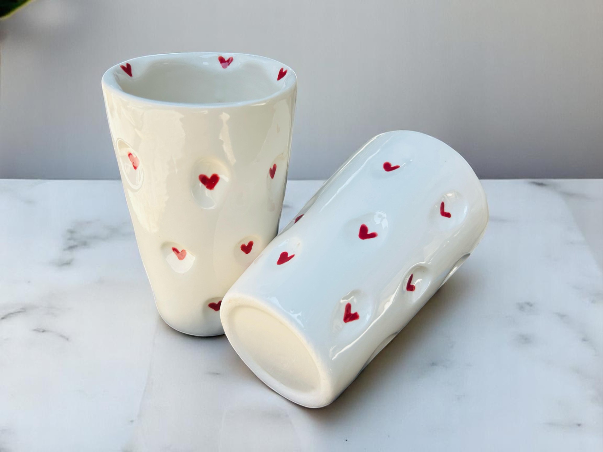 Set de 4 Vasos de 330 ml con Relieve Artesanal – Decorados con Corazones Pintados – Cerámica Texturizada Estilo Hecho a Mano – Vasos Originales para Café, Té o Agua - Imagen 2