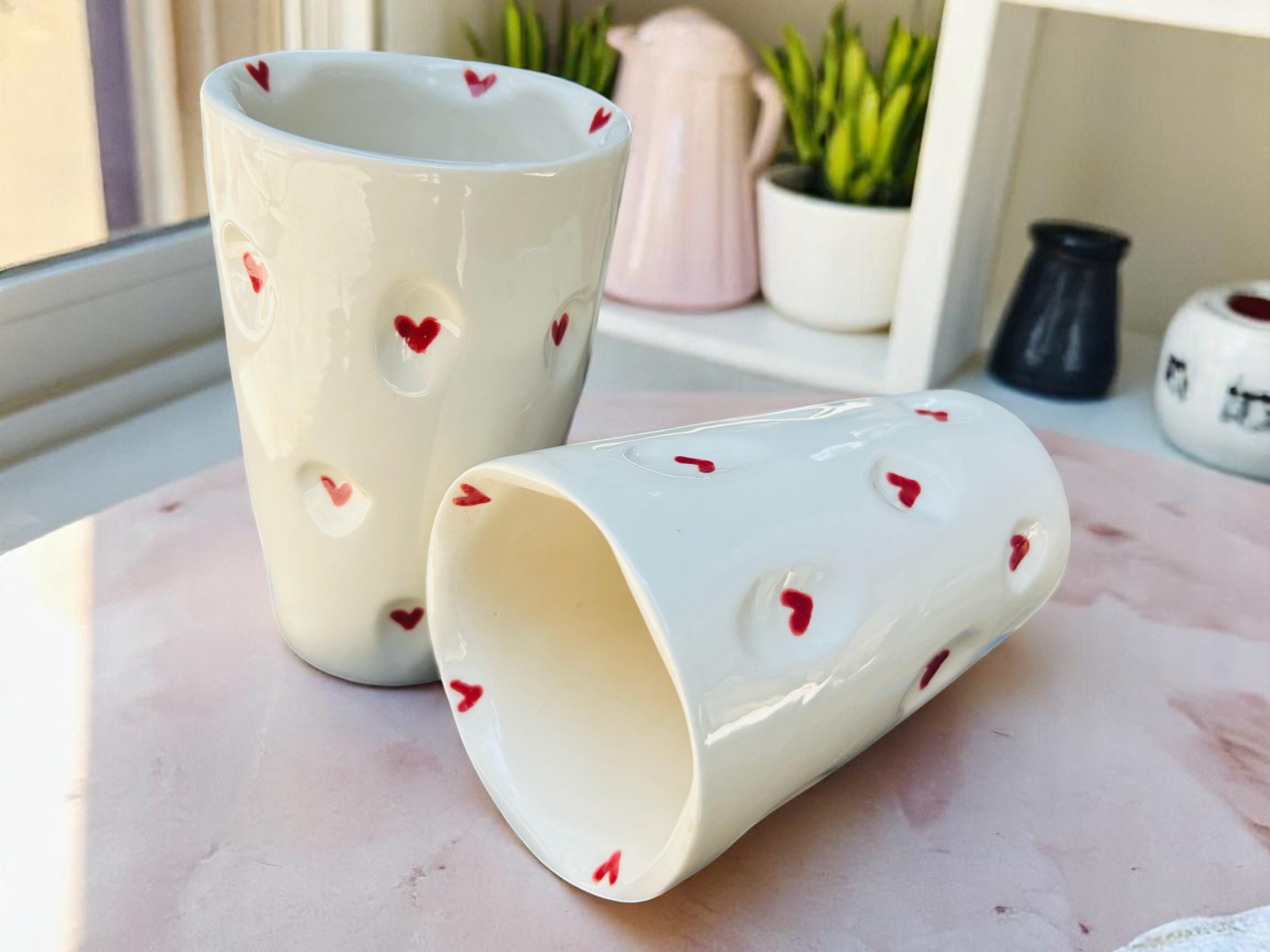 Set de 4 Vasos de 330 ml con Relieve Artesanal – Decorados con Corazones Pintados – Cerámica Texturizada Estilo Hecho a Mano – Vasos Originales para Café, Té o Agua - Imagen 5