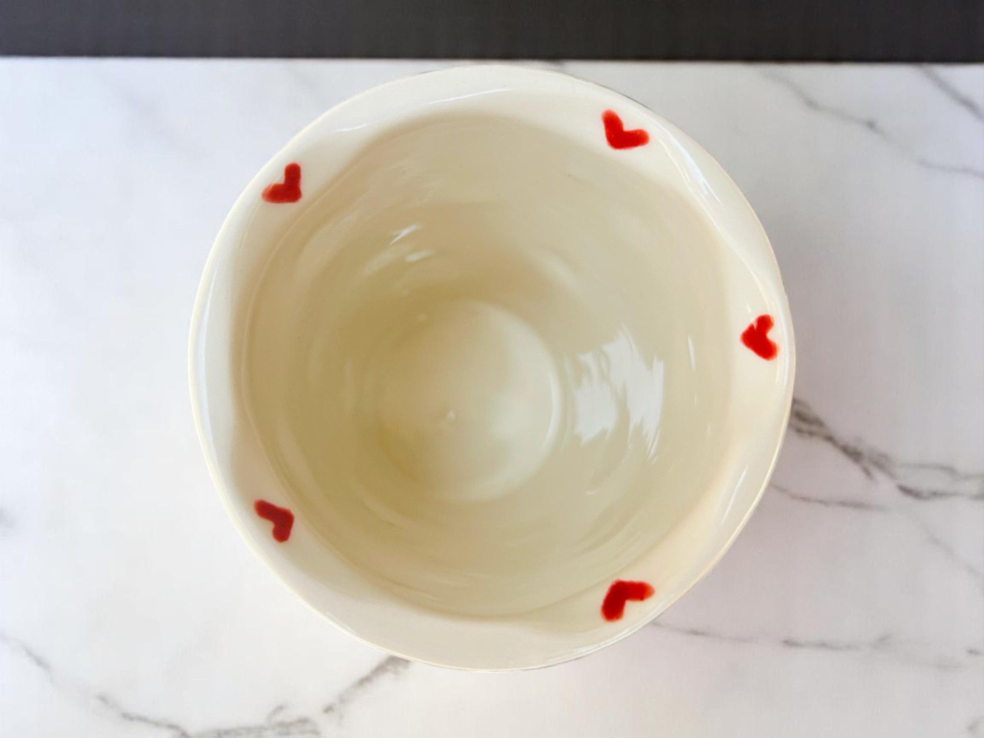 Set de 4 Vasos de 330 ml con Relieve Artesanal – Decorados con Corazones Pintados – Cerámica Texturizada Estilo Hecho a Mano – Vasos Originales para Café, Té o Agua - Imagen 3