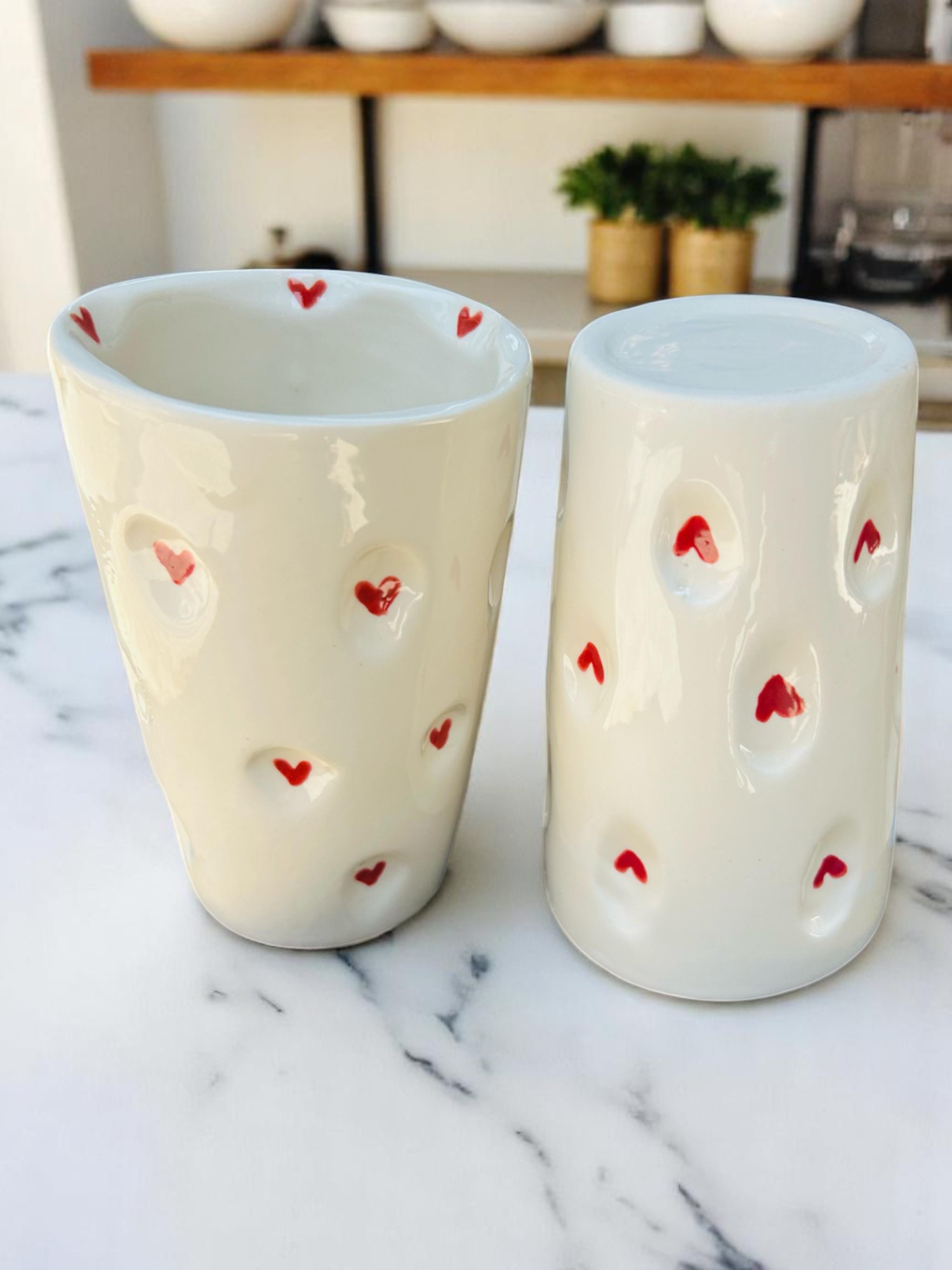 Set de 4 Vasos de 330 ml con Relieve Artesanal – Decorados con Corazones Pintados – Cerámica Texturizada Estilo Hecho a Mano – Vasos Originales para Café, Té o Agua - Imagen 7