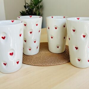 Set de 4 Vasos de 330 ml con Relieve Artesanal – Decorados con Corazones Pintados – Cerámica Texturizada Estilo Hecho a Mano – Vasos Originales para Café, Té o Agua