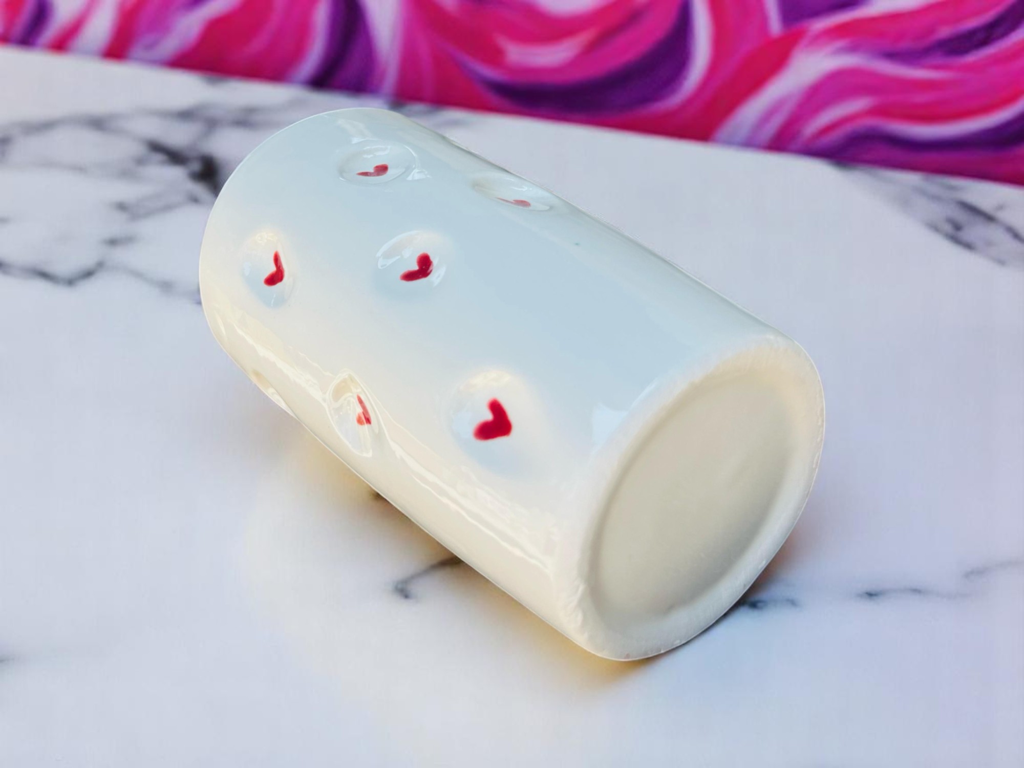 Set de 4 Vasos de 330 ml con Relieve Artesanal – Decorados con Corazones Pintados – Cerámica Texturizada Estilo Hecho a Mano – Vasos Originales para Café, Té o Agua - Imagen 4