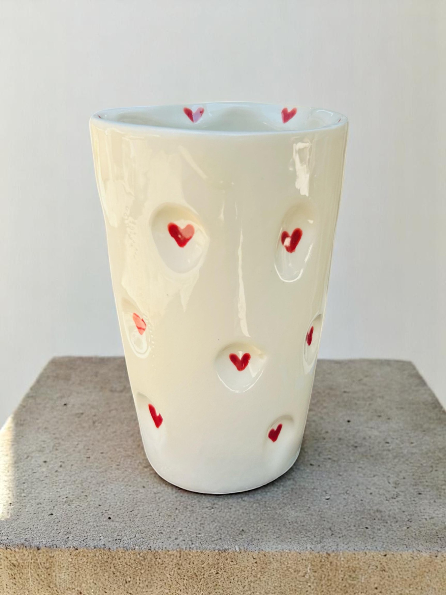 Set de 4 Vasos de 330 ml con Relieve Artesanal – Decorados con Corazones Pintados – Cerámica Texturizada Estilo Hecho a Mano – Vasos Originales para Café, Té o Agua - Imagen 6